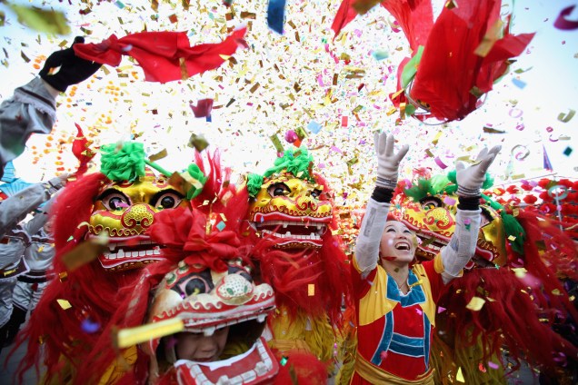 Pessoas vestidas de dragão, símbolo de prosperidade e boa sorte, comemoram a chegada do Ano-Novo em Pequim