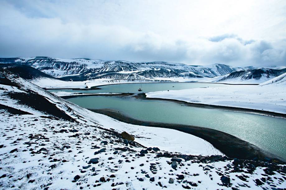 <strong>Deception Island </strong><strong>–</strong><strong> <a href="https://viajeaqui.abril.com.br/continentes/antartica" rel="Antártica" target="_blank">Antártica</a></strong>    A ilha é um dos principais pontos de encontro de navegadores a caminha ou saída da Antártica. Seu solo escuro, vulcânico, contrasta com a imensidão branca. O lugar tem várias fontes de água quente. Muitos dos navios de cruzeiro que visitam a região param em Whalers Bay, bem próximo dali, de onde se consegue observar esta paisagem única