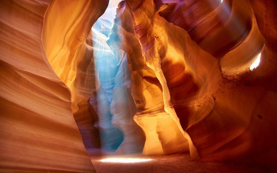 <strong>Antelope Canyon, Arizona, Estados Unidos</strong> Localizado próximo à cidade de Page, no Arizona, as formações rochosas impressionantes ficam dentro do território da nação indígena Navajo. Visite o <a href="https://navajonationparks.org/" target="_blank" rel="noopener">site oficial do parque</a> para mais informações. <a href="https://www.booking.com/searchresults.pt-br.html?aid=332455&lang=pt-br&sid=eedbe6de09e709d664615ac6f1b39a5d&sb=1&src=index&src_elem=sb&error_url=https%3A%2F%2Fwww.booking.com%2Findex.pt-br.html%3Faid%3D332455%3Bsid%3Deedbe6de09e709d664615ac6f1b39a5d%3Bsb_price_type%3Dtotal%26%3B&ss=Arizona%2C+Estados+Unidos&ssne=Ilhabela&ssne_untouched=Ilhabela&checkin_monthday=&checkin_month=&checkin_year=&checkout_monthday=&checkout_month=&checkout_year=&no_rooms=1&group_adults=2&group_children=0&from_sf=1&ss_raw=Arizona&ac_position=0&ac_langcode=xb&dest_id=2468&dest_type=region&search_pageview_id=8ba96f1df4da0149&search_selected=true&search_pageview_id=8ba96f1df4da0149&ac_suggestion_list_length=8&ac_suggestion_theme_list_length=0&map=1#map_opened" target="_blank" rel="noopener"><em>Busque hospedagens em Arizona no Booking.com</em></a>