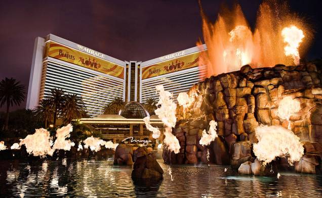 <strong>Vulcão do hotel <a href="http://www.mirage.com/" rel="Mirage">Mirage</a>: </strong>bem no meio da Vegas Strip, a rua mais famosa da cidade, o Volcano, como é chamada a atração, “entra em erupção” a cada 15 minutos, do anoitecer até a meia noite. Composto por 12 chamas flamejantes, efeitos especiais e atiradores de fogo, o vulcão artificial é realmente furioso