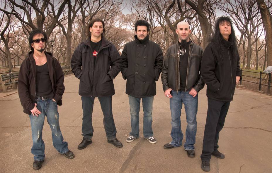<strong>ANTHRAX</strong><br />      <br />      O Anthrax, uma das mais populares bandas da cena thrash metal dos anos 80, vem ao Brasil divulgar o elogiado álbum <em>Worship Music</em>. A banda <strong>Misfits</strong>, que surgiu em 1977 e criou o subgênero horror punk, e o grupo <strong>Torture Squad</strong> acompanham a turnê.            <strong>Onde e Quando: </strong>São Paulo, dia 27 de abril, no HSBC Brasil            <strong>Ingressos:</strong> site <a href="https://www.hsbcbrasil.com.br/shows_detalhe.asp?ID=370 " rel="HSBC Brasil" target="_blank">HSBC Brasil</a> <strong>ANTHRAX</strong><br />      <br />      O Anthrax, uma das mais populares bandas da cena thrash metal dos anos 80, vem ao Brasil divulgar o elogiado álbum <em>Worship Music</em>. A banda <strong>Misfits</strong>, que surgiu em 1977 e criou o subgênero horror punk, e o grupo <strong>Torture Squad</strong> acompanham a turnê.            <strong>Onde e Quando: </strong>São Paulo, dia 27 de abril, no HSBC Brasil            <strong>Ingressos:</strong> site <a href="https://www.hsbcbrasil.com.br/shows_detalhe.asp?ID=370 " rel="HSBC Brasil" target="_blank">HSBC Brasil</a>
