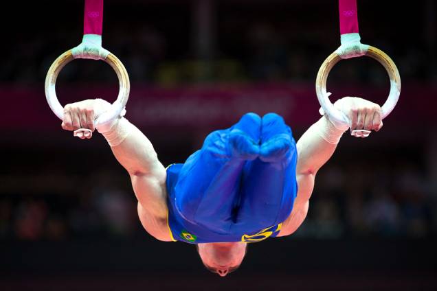 O ginasta brasileiro Arthur Zanetti, durante a performance que lhe rendeu a medalha de ouro nas argolas