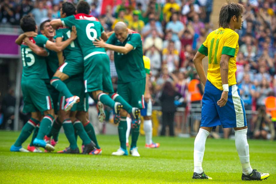 Os mexicanos comemoram a vitória na final olímpica, contra a Seleção Brasileira de Futebol