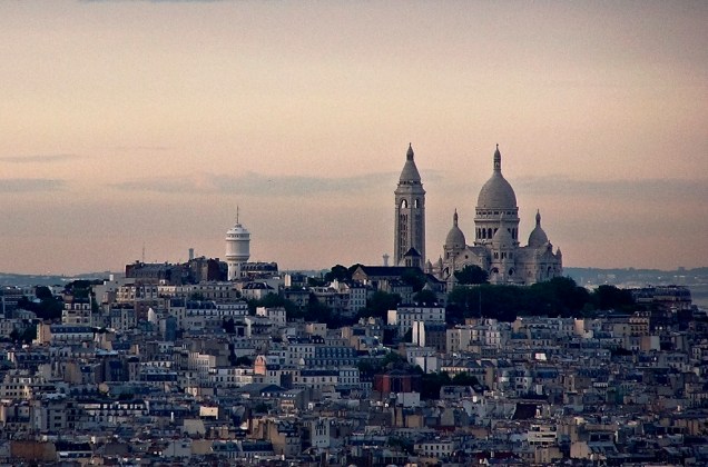 Basílica do Sacre-Coeur, dominando a colina de Montmartre, em Paris