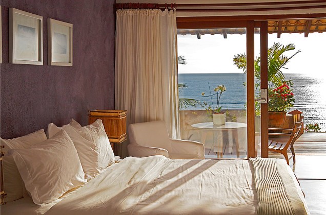 Os apartamentos duplos com vista para o mar tem cama king-size e jacuzzi dupla