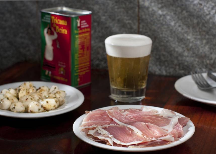 Aperitivos do bar Adega Pérola, no Rio de Janeiro
