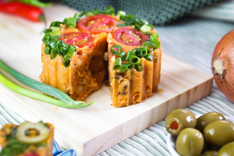 <strong>Aperitivos Valadares</strong><br /><br />A casa servirá durante o festival gastronômico o <strong>Cuscuz da Sogra</strong>: cuscuz feito de sardinha, atum, azeitona, palmito e ervilha.<br /><strong>Onde:</strong> Rua Faustolo, 463, Lapa – Tel. (11) 3862-6162<br /><strong>Horário de funcionamento:</strong> segunda a sábado, das 11h à 0h. <strong>Aperitivos Valadares</strong><br /><br />A casa servirá durante o festival gastronômico o <strong>Cuscuz da Sogra</strong>: cuscuz feito de sardinha, atum, azeitona, palmito e ervilha.<br /><strong>Onde:</strong> Rua Faustolo, 463, Lapa – Tel. (11) 3862-6162<br /><strong>Horário de funcionamento:</strong> segunda a sábado, das 11h à 0h.