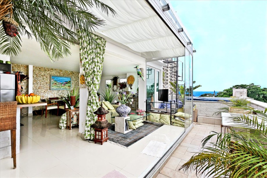 Entre Copa e Ipanema, ahhh, o <strong><a href="https://viajeaqui.abril.com.br/estabelecimentos/br-rj-rio-de-janeiro-atracao-praia-do-arpoador" rel="Arpoador" target="_blank">Arpoador</a></strong>, do surfe e do pôr do sol, e <a href="https://www.tripadvisor.com/VacationRentalReview-g303506-d1863684-ARPOADOR_2_Bedrooms_5Star_Tri_Plex_Penthouse-Rio_de_Janeiro_State_of_Rio_de_Janeiro.html" rel="desta cobertura triplex" target="_blank">desta cobertura triplex</a> charmosona