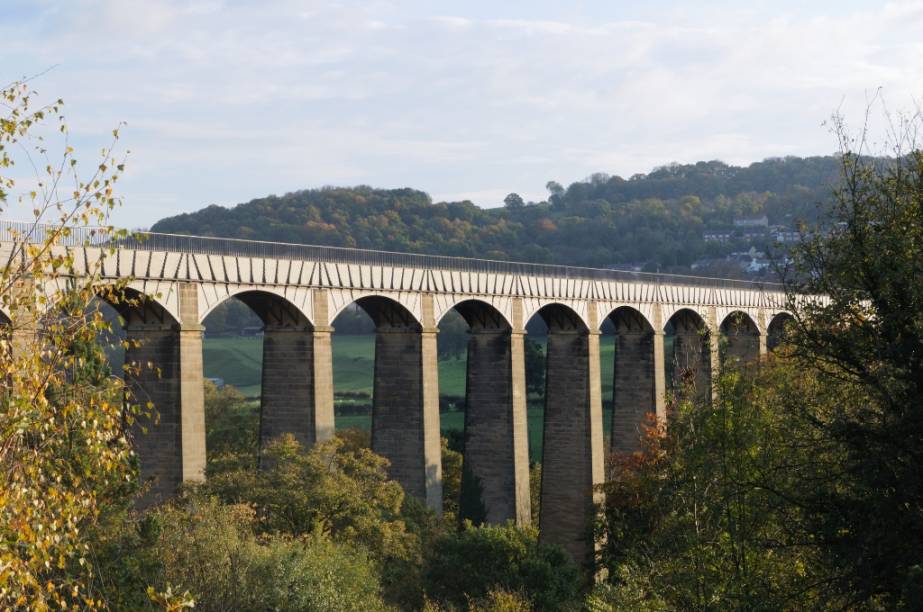 O aqueduto Pontcysyllte sobre torna navegável o canal Llangollen sobre o vale do rio Dee. Construído no início do século 18, faz parte do patrimônio da humanidade