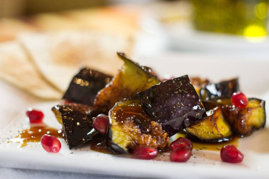 Berinjela frita com essência de romã é a sugestão de entrada no jantar do estrelado <a href="https://viajeaqui.abril.com.br/estabelecimentos/br-sp-sao-paulo-restaurante-arabia" rel="Arabia">Arabia</a>, na edição estadual da São Paulo Restaurant Week
