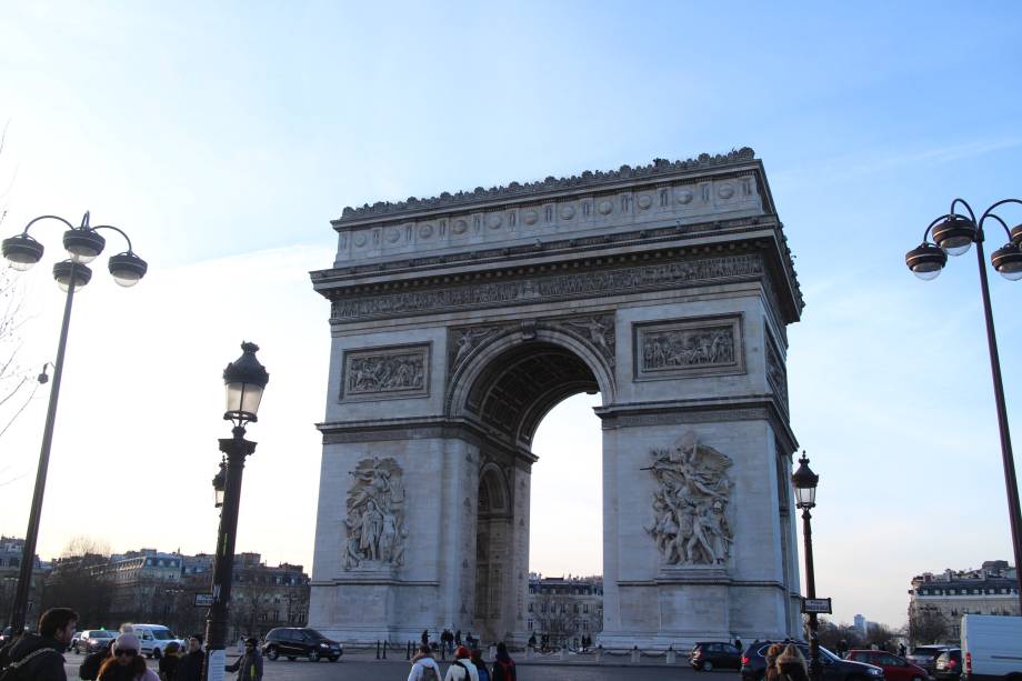 O <a href="https://viajeaqui.abril.com.br/estabelecimentos/franca-paris-atracao-arco-do-triunfo-arc-de-triomphe" rel="Arco do Triunfo" target="_blank">Arco do Triunfo</a>, na avenida de <a href="https://viajeaqui.abril.com.br/estabelecimentos/franca-paris-atracao-champs-elysees" rel="Champs-Elyseés" target="_blank">Champs-Elyseés</a>, foi encomendada por Napoleão Bonaparte e habita o imaginário popular dos parisienses. É daqui que se tem uma das visões mais espetaculares da cidade