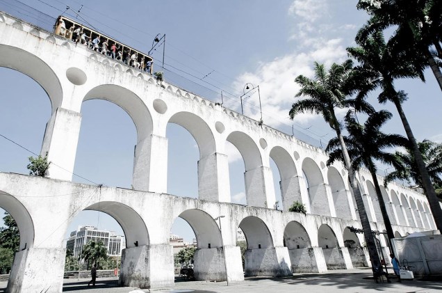 Os <strong>Arcos da Lapa</strong> formam uma espécie de portal que dá as boas-vindas aos frequentadores do bairro mais boêmio do Rio.