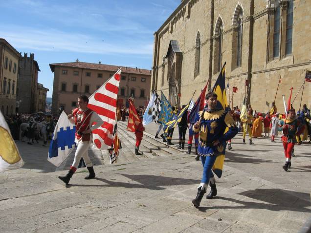 <strong>AREZZO</strong> (a 81 km de Montalcino) Em <strong><a href="https://viajeaqui.abril.com.br/cidades/italia-arezzo" rel="Arezzo " target="_blank">Arezzo</a></strong>, você receberá um verdadeiro banho de arte – de fato a cidade está incluída entre as chamadas Cidades da Arte. De origem etrusca, como a maioria das cidades toscanas, hoje é constituída de uma parte moderna e de um centro histórico ainda em grande parte cercado por muralhas que protegem seu patrimônio artístico. No passado foi célebre pela produção de cerâmica artística, especialmente os famosos vasos aretinos. A colina do <em>Duomo</em> domina a cidade embelezada pelo jardim público conhecido como <em>Passeggio del Prato</em> (Passeio no Prado) – herança da época áurea do domínio da mais famosa família florentina: os Medici. Até hoje mantém uma tradição popular originária da Idade Média: a <a href="https://www.giostradelsaracino.arezzo.it" rel="Giostra del Sarracino" target="_blank"><em>Giostra del Sarracino</em></a>.O evento se realiza em duas datas todos os anos<em>: Giostra di San Donato</em> em 23 de junho, <em>e Giostra della Madonna del Conforto</em> em 2 de setembro. Para fechar com chave de ouro o seu itinerário pela Toscana, nada melhor do que esta parada em Arezzo para admirar a <em>Piazza Grande</em> e o seu conjunto arquitetônico perfeito, que inclui a Loggia Vassari, cuja fachada foi criada por Giorgio Vassari, a igreja de San Domenico – para admirar um crucifixo de autoria do pintor Cimabue –, a Chiesa di San Francesco, que conserva os esplendidos afrescos de Piero della Francesca e a Pieve di Santa Maria, a mais bonita igreja medieval da cidade. Com o olhar cheio de muita beleza e o doce sabor do bom vinho na boca, você pode voltar para Florença, a apenas 73 quilômetros de Arezzo. <em>Arrivederci a presto!</em> <strong>AREZZO</strong> (a 81 km de Montalcino) Em <strong><a href="https://viajeaqui.abril.com.br/cidades/italia-arezzo" rel="Arezzo " target="_blank">Arezzo</a></strong>, você receberá um verdadeiro banho de arte – de fato a cidade está incluída entre as chamadas Cidades da Arte. De origem etrusca, como a maioria das cidades toscanas, hoje é constituída de uma parte moderna e de um centro histórico ainda em grande parte cercado por muralhas que protegem seu patrimônio artístico. No passado foi célebre pela produção de cerâmica artística, especialmente os famosos vasos aretinos. A colina do <em>Duomo</em> domina a cidade embelezada pelo jardim público conhecido como <em>Passeggio del Prato</em> (Passeio no Prado) – herança da época áurea do domínio da mais famosa família florentina: os Medici. Até hoje mantém uma tradição popular originária da Idade Média: a <a href="https://www.giostradelsaracino.arezzo.it" rel="Giostra del Sarracino" target="_blank"><em>Giostra del Sarracino</em></a>.O evento se realiza em duas datas todos os anos<em>: Giostra di San Donato</em> em 23 de junho, <em>e Giostra della Madonna del Conforto</em> em 2 de setembro. Para fechar com chave de ouro o seu itinerário pela Toscana, nada melhor do que esta parada em Arezzo para admirar a <em>Piazza Grande</em> e o seu conjunto arquitetônico perfeito, que inclui a Loggia Vassari, cuja fachada foi criada por Giorgio Vassari, a igreja de San Domenico – para admirar um crucifixo de autoria do pintor Cimabue –, a Chiesa di San Francesco, que conserva os esplendidos afrescos de Piero della Francesca e a Pieve di Santa Maria, a mais bonita igreja medieval da cidade. Com o olhar cheio de muita beleza e o doce sabor do bom vinho na boca, você pode voltar para Florença, a apenas 73 quilômetros de Arezzo. <em>Arrivederci a presto!</em>