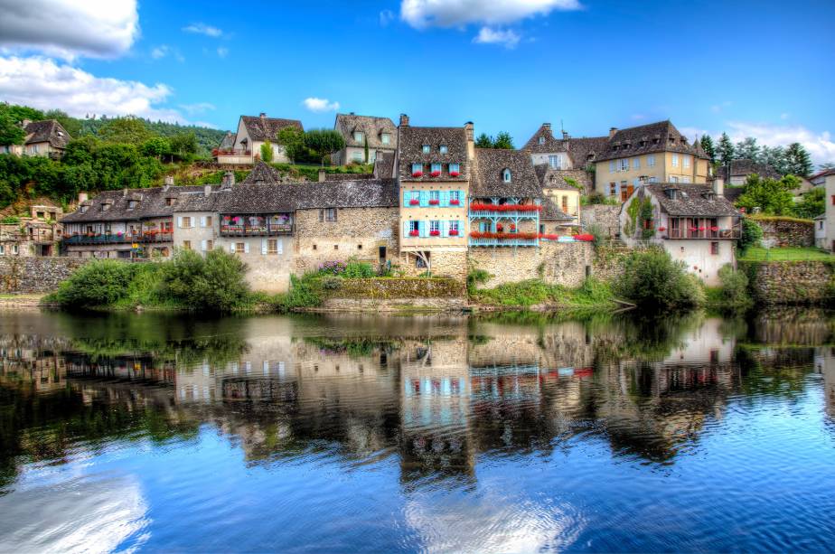 O rio Dordogne é quem dá o tom ao bucolismo de Argentat, na região de Jura, junto com as casinhas antigas e preservadas O rio Dordogne é quem dá o tom ao bucolismo de Argentat, na região de Jura, junto com as casinhas antigas e preservadas