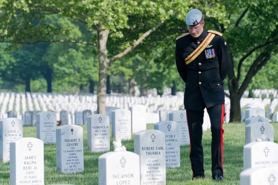 Príncipe Harry do Reino Unido em visita ao Cemitério Nacional de Arlington