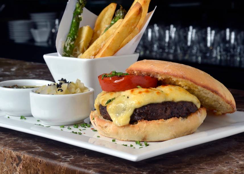 O <a href="https://www.armandarestaurante.com.br/" rel="Armanda Bar e Restaurante">Armanda Bar e Restaurante</a> (<em>Alameda Franca, 1368 - Jardim Paulista</em>) irá servir no São Paulo Burguer Fest um hambúrguer de 170 gramas com bacon, cogumelo seco, queijo emmental, picles de aipo e pesto de hortelã O <a href="https://www.armandarestaurante.com.br/" rel="Armanda Bar e Restaurante">Armanda Bar e Restaurante</a> (<em>Alameda Franca, 1368 - Jardim Paulista</em>) irá servir no São Paulo Burguer Fest um hambúrguer de 170 gramas com bacon, cogumelo seco, queijo emmental, picles de aipo e pesto de hortelã