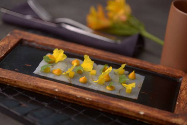 Para a Tapas Week, o <a href="https://viajeaqui.abril.com.br/estabelecimentos/br-sp-sao-paulo-restaurante-arola-vintetres-hotel-tivoli-sao-paulo-mofarrej" rel="Arola Vintetres">Arola Vintetres</a> preparou o carpaccio de camarão em lascas de manga e flores Para a Tapas Week, o <a href="https://viajeaqui.abril.com.br/estabelecimentos/br-sp-sao-paulo-restaurante-arola-vintetres-hotel-tivoli-sao-paulo-mofarrej" rel="Arola Vintetres">Arola Vintetres</a> preparou o carpaccio de camarão em lascas de manga e flores