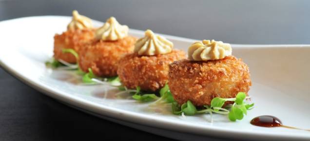O <a href="https://viajeaqui.abril.com.br/estabelecimentos/br-sp-sao-paulo-restaurante-arola-vintetres-hotel-tivoli-sao-paulo-mofarrej" rel="Arola Vintetres" target="_blank"><strong>Arola Vintetres</strong></a> serve mousse crocante de milho verde com foie gras (foto); tortilla de aspargos sobre chips de mandioquinha e ar de tomate; batatas bravas; caipirinha Arola Vintetres; torrijas com chocolate orgânico 75% e sorvete de baunilha.<br /><strong>Onde:</strong> Alameda Santos, 1437 - Jardins<br /><strong>Tel:</strong> (11) 3146-5923 <strong>Site:</strong> <a href="https://www.arolavintetres.com/" rel="www.arolavintetres.com" target="_blank">www.arolavintetres.com</a> O <a href="https://viajeaqui.abril.com.br/estabelecimentos/br-sp-sao-paulo-restaurante-arola-vintetres-hotel-tivoli-sao-paulo-mofarrej" rel="Arola Vintetres" target="_blank"><strong>Arola Vintetres</strong></a> serve mousse crocante de milho verde com foie gras (foto); tortilla de aspargos sobre chips de mandioquinha e ar de tomate; batatas bravas; caipirinha Arola Vintetres; torrijas com chocolate orgânico 75% e sorvete de baunilha.<br /><strong>Onde:</strong> Alameda Santos, 1437 - Jardins<br /><strong>Tel:</strong> (11) 3146-5923 <strong>Site:</strong> <a href="https://www.arolavintetres.com/" rel="www.arolavintetres.com" target="_blank">www.arolavintetres.com</a>