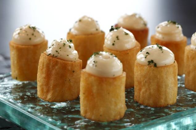 As batatas bravas são aperitivos populares dos bares na Espanha. Elas são cozidas e depois fritas, além do molho. Este mesmo tira gosto é um dos principais pratos do <a href="https://viajeaqui.abril.com.br/estabelecimentos/br-sp-sao-paulo-restaurante-arola-vintetres-hotel-tivoli-sao-paulo-mofarrej" rel="Arola Vintetres">Arola Vintetres</a> As batatas bravas são aperitivos populares dos bares na Espanha. Elas são cozidas e depois fritas, além do molho. Este mesmo tira gosto é um dos principais pratos do <a href="https://viajeaqui.abril.com.br/estabelecimentos/br-sp-sao-paulo-restaurante-arola-vintetres-hotel-tivoli-sao-paulo-mofarrej" rel="Arola Vintetres">Arola Vintetres</a>