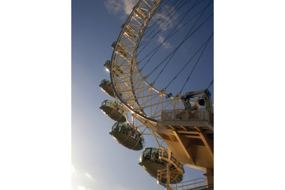 <a href="https://viajeaqui.abril.com.br/estabelecimentos/reino-unido-londres-atracao-london-eye" rel="London Eye" target="_self">London Eye</a> em um raro dia de sol no inverno de <a href="https://viajeaqui.abril.com.br/cidades/reino-unido-londres" rel="Londres" target="_self">Londres</a>; a roda-gigante não é a maior do mundo (tem 135 metros de altura), mas é uma das mais famosas e disputadas por causa da vista, a melhor panorâmica da cidade