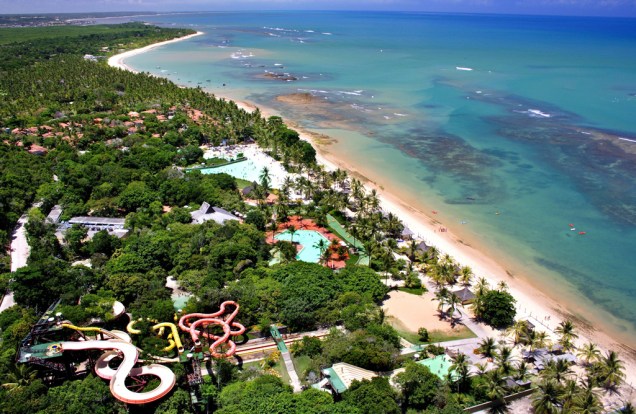 Vista aérea do Eco Parque Arraial dAjuda, que conta com amplas piscinas, rio com correnteza e cinco toboáguas