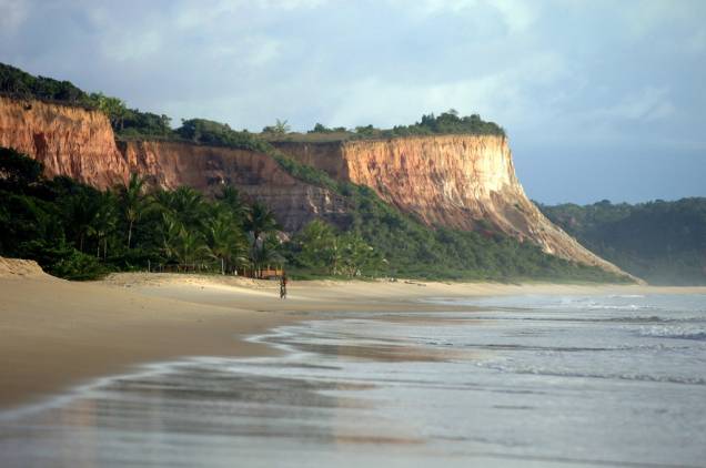 Praia mais preservada de Arraial Arraial dajuda, Taípe tem belas falésias próximas à areia e mar calmo sem recifes aparentes, o que torna o banho mais sossegado