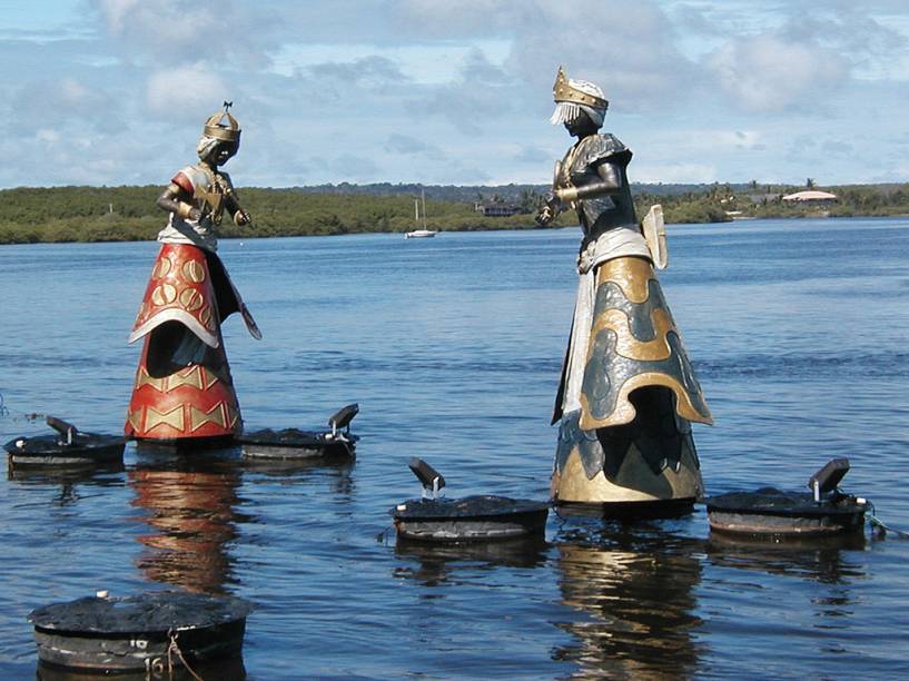 Esculturas de orixás, do artista plástico Tati Moreno, no encontro do Rio Buranhém com o mar, na Praia Apaga-Fogo