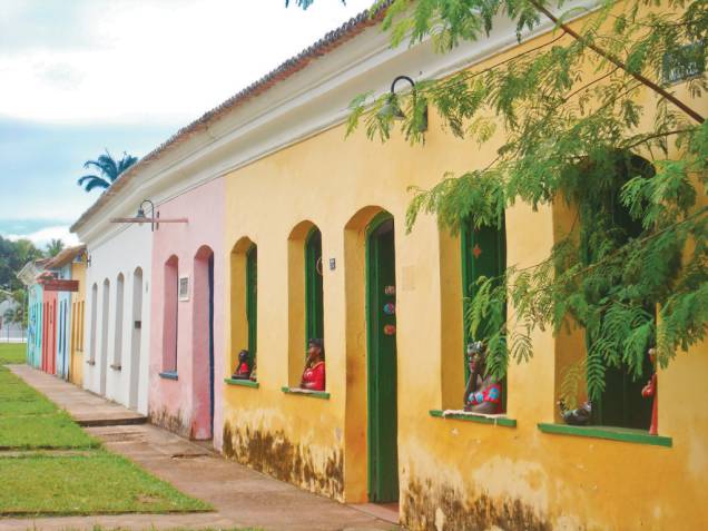 Lojas instaladas nas casas históricas da vila Arraial dAjuda