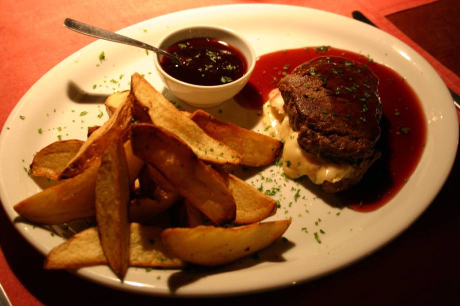 Filé recheado com brie e molho de framboesa com fritas, servido no restaurante da Pousada Coqueiros