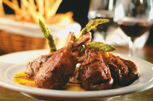 <strong>Restaurantes estrelados em Nova Lima</strong><br /> <a href="https://viajeaqui.abril.com.br/cidades/br-mg-nova-lima" rel="Nova Lima" target="_self">Nova Lima</a> fica tão perto de Belo Horizonte que fica difícil distinguir onde começa e onde termina cada cidade. Beirando a BR-040 - rodovia que liga os dois municípios - estão dois restaurantes de cozinha variada estrelados pelo GUIA QUATRO RODAS: o <a href="https://viajeaqui.abril.com.br/estabelecimentos/br-mg-nova-lima-restaurante-la-victoria" rel="La Victoria" target="_self">La Victoria</a> e o <a href="https://viajeaqui.abril.com.br/estabelecimentos/br-mg-nova-lima-restaurante-divino" rel="diVino" target="_self">diVino</a>. No primeiro, o cardápio é dividido entre pratos da culinária internacional e cortes assados com precisão na parrilla. No outro, as gastronomias francesa e italiana são a inspiração para pratos como o camarão ao molho de gorgonzola com suflê de queijo de cabra e espinafre. <em>La Victoria: Rua Hudson, 675, acesso pela BR-040 para o Rio de Janeiro, 31/3581-3200. Divino: Quinta Avenida, acesso pela BR-040 para o Rio de Janeiro, 31/3541-4272</em> <strong>Restaurantes estrelados em Nova Lima</strong><br /> <a href="https://viajeaqui.abril.com.br/cidades/br-mg-nova-lima" rel="Nova Lima" target="_self">Nova Lima</a> fica tão perto de Belo Horizonte que fica difícil distinguir onde começa e onde termina cada cidade. Beirando a BR-040 - rodovia que liga os dois municípios - estão dois restaurantes de cozinha variada estrelados pelo GUIA QUATRO RODAS: o <a href="https://viajeaqui.abril.com.br/estabelecimentos/br-mg-nova-lima-restaurante-la-victoria" rel="La Victoria" target="_self">La Victoria</a> e o <a href="https://viajeaqui.abril.com.br/estabelecimentos/br-mg-nova-lima-restaurante-divino" rel="diVino" target="_self">diVino</a>. No primeiro, o cardápio é dividido entre pratos da culinária internacional e cortes assados com precisão na parrilla. No outro, as gastronomias francesa e italiana são a inspiração para pratos como o camarão ao molho de gorgonzola com suflê de queijo de cabra e espinafre. <em>La Victoria: Rua Hudson, 675, acesso pela BR-040 para o Rio de Janeiro, 31/3581-3200. Divino: Quinta Avenida, acesso pela BR-040 para o Rio de Janeiro, 31/3541-4272</em>