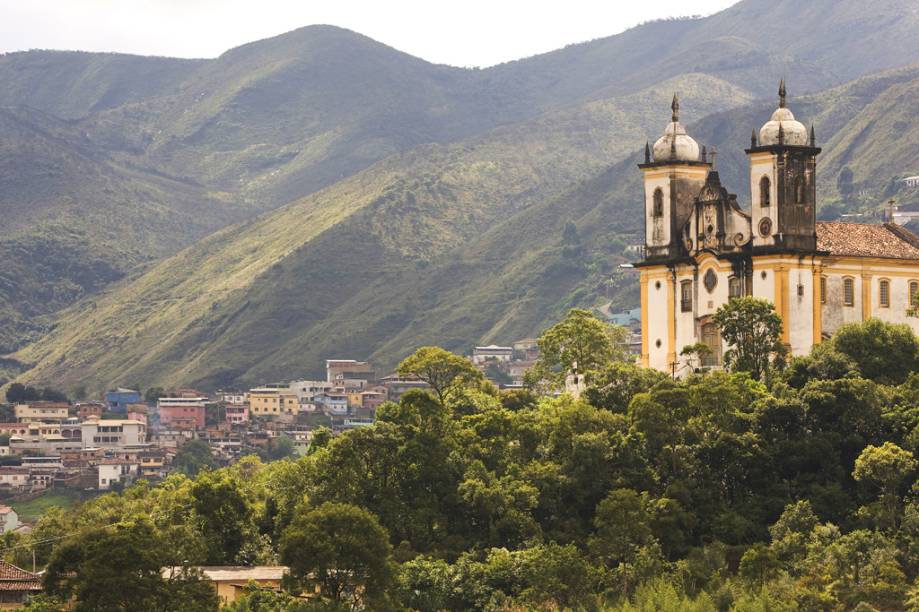 <strong>Ouro Preto</strong><br />    Os livros são incapazes de explicar parte da história do Brasil-Colônia com o mesmo realismo das ladeiras, dos museus e das fachadas de <a href="https://viajeaqui.abril.com.br/cidades/br-mg-ouro-preto" rel="Ouro Preto" target="_self">Ouro Preto</a>, a 107 quilômetros de Belo Horizonte. Dá para imaginar nitidamente como o ouro era pesado e fundido durante uma visita à <a href="https://viajeaqui.abril.com.br/estabelecimentos/br-mg-ouro-preto-atracao-casa-dos-contos" rel="Casa dos Contos" target="_self">Casa dos Contos</a>; se arrepiar ao se deparar com as traves de madeira que compunham a forca de Tiradentes no <a href="https://viajeaqui.abril.com.br/estabelecimentos/br-mg-ouro-preto-atracao-museu-da-inconfidencia" rel="Museu da Inconfidência" target="_self">Museu da Inconfidência</a>. Aqui também é imprescindível visitar igrejas, cada uma tem uma particularidade. A <a href="https://viajeaqui.abril.com.br/estabelecimentos/br-mg-ouro-preto-atracao-igreja-sao-francisco-de-assis" rel="Igreja de São Francisco de Assis" target="_self">Igreja de São Francisco de Assis</a> reúne, ao mesmo tempo, obras de Aleijadinho (o projeto arquitetônico, o lavabo da sacristia esculpido em pedra-sabão e o desenho do medalhão da fachada) e de Mestre Athayde (o forro, os painéis e os quadros laterais).