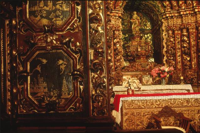 <strong>Igreja de Nossa Senhora do Ó em Sabará</strong><br /> Próxima à capital mineira, <a href="https://viajeaqui.abril.com.br/cidades/br-mg-sabara" rel="Sabará" target="_blank">Sabará</a> mantém boa parte de suas construções históricas preservadas. Um exemplo é a Igreja de <a href="https://viajeaqui.abril.com.br/estabelecimentos/br-mg-sabara-atracao-igreja-n-s-do-o" rel="Nossa Senhora do Ó" target="_self">Nossa Senhora do Ó</a>. As linhas rudes da arquitetura externa remetem a uma singela de torre única frontal. Por dentro, porém, a riqueza de elementos da primeira fase do barroco confere o status de joia rara à construção. Há apenas um altar, com arcos concêntricos e colunas torcidas - repare nas bases: elas apresentam cabeças de dragão no lugar dos tradicionais anjinhos. <em>Largo Nossa Senhora do Ó, saída para Caeté, 31/3671-1724</em> <strong>Igreja de Nossa Senhora do Ó em Sabará</strong><br /> Próxima à capital mineira, <a href="https://viajeaqui.abril.com.br/cidades/br-mg-sabara" rel="Sabará" target="_blank">Sabará</a> mantém boa parte de suas construções históricas preservadas. Um exemplo é a Igreja de <a href="https://viajeaqui.abril.com.br/estabelecimentos/br-mg-sabara-atracao-igreja-n-s-do-o" rel="Nossa Senhora do Ó" target="_self">Nossa Senhora do Ó</a>. As linhas rudes da arquitetura externa remetem a uma singela de torre única frontal. Por dentro, porém, a riqueza de elementos da primeira fase do barroco confere o status de joia rara à construção. Há apenas um altar, com arcos concêntricos e colunas torcidas - repare nas bases: elas apresentam cabeças de dragão no lugar dos tradicionais anjinhos. <em>Largo Nossa Senhora do Ó, saída para Caeté, 31/3671-1724</em>