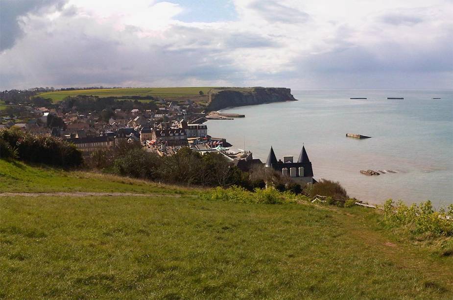 Cidade de Arromanches, na costa da Normandia - onde hoje funciona o Museu do Desembarque