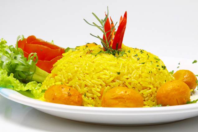<strong>Arroz com pequi</strong> A culinária goiana é semelhante à mineira, mas também tem suas peculiaridades. Entre elas, a mais famosa é o pequi, uma fruta típica do cerrado que já fazia parte do cardápio dos índios da região, e que foi incorporada às receitas dos bandeirantes que desbravaram o Estado. Uma das maneiras mais goianas de preparar o pequi é cozinhando-o com arroz. Ele fica amarelinho e com cheiro e sabor bem característicos. É preciso ter cuidado ao comer o pequi, já que a semente do fruto contém milhares de pequenos espinhos em seu interior. Para saboreá-lo, basta roer sua superfície com cuidado, retirando a polpa e descartando o caroço, sem mordê-lo. <strong>Quem prepara:</strong> <a href="https://www.briosoemanhoso.com.br/" target="_blank" rel="noopener">Brioso & Manhoso</a>, <a href="https://www.cabacademel.com.br/home" target="_blank" rel="noopener">Cabaça de Mel</a> e <a href="https://www.restaurantechaonativo.com.br/" target="_blank" rel="noopener">Chão Nativo</a>, em <a href="https://viajeaqui.abril.com.br/cidades/br-go-goiania" target="_blank" rel="noopener">Goiânia (GO)</a> <strong>Arroz com pequi</strong> A culinária goiana é semelhante à mineira, mas também tem suas peculiaridades. Entre elas, a mais famosa é o pequi, uma fruta típica do cerrado que já fazia parte do cardápio dos índios da região, e que foi incorporada às receitas dos bandeirantes que desbravaram o Estado. Uma das maneiras mais goianas de preparar o pequi é cozinhando-o com arroz. Ele fica amarelinho e com cheiro e sabor bem característicos. É preciso ter cuidado ao comer o pequi, já que a semente do fruto contém milhares de pequenos espinhos em seu interior. Para saboreá-lo, basta roer sua superfície com cuidado, retirando a polpa e descartando o caroço, sem mordê-lo. <strong>Quem prepara:</strong> <a href="https://www.briosoemanhoso.com.br/" target="_blank" rel="noopener">Brioso & Manhoso</a>, <a href="https://www.cabacademel.com.br/home" target="_blank" rel="noopener">Cabaça de Mel</a> e <a href="https://www.restaurantechaonativo.com.br/" target="_blank" rel="noopener">Chão Nativo</a>, em <a href="https://viajeaqui.abril.com.br/cidades/br-go-goiania" target="_blank" rel="noopener">Goiânia (GO)</a>