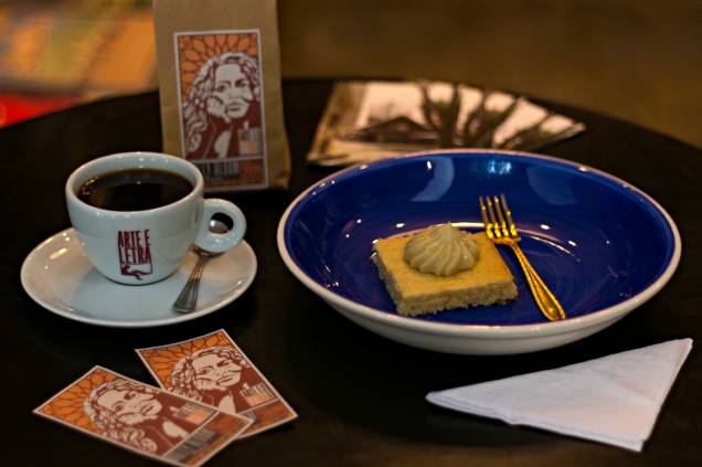 <strong>Arte e Letra</strong>: 1 xícara de 150 ml de café passado na Hario V60 + 1 bolo de gengibre com um creme de café (R$ 13,90) <strong>Arte e Letra</strong>: 1 xícara de 150 ml de café passado na Hario V60 + 1 bolo de gengibre com um creme de café (R$ 13,90)