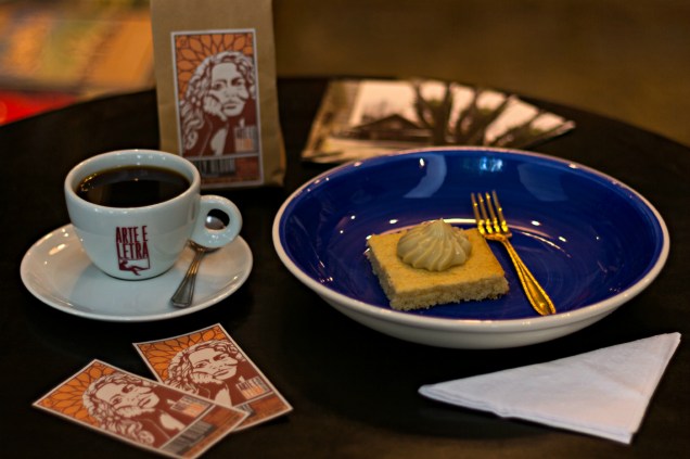 <strong>Arte e Letra</strong>: 1 xícara de 150 ml de café passado na Hario V60 + 1 bolo de gengibre com um creme de café (R$ 13,90)