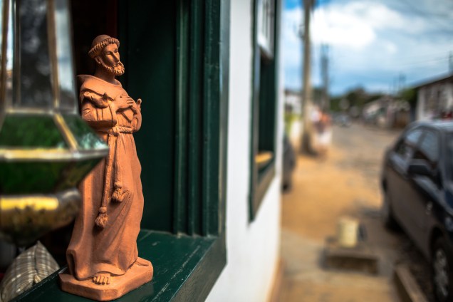 Artesanato exposto em janela no Centro Histórico de Tiradentes Artesanato exposto em janela no Centro Histórico de Tiradentes