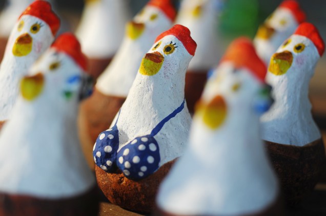 Esculturas de galinhas, símbolo do povoado de <a href="https://viajeaqui.abril.com.br/cidades/br-pe-porto-de-galinhas" target="_blank">Porto de Galinhas</a>, criação do artista plástico Carcará