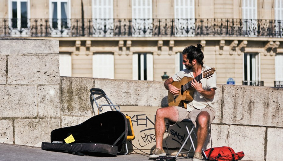 O artista de rua na Île Saint-Louis