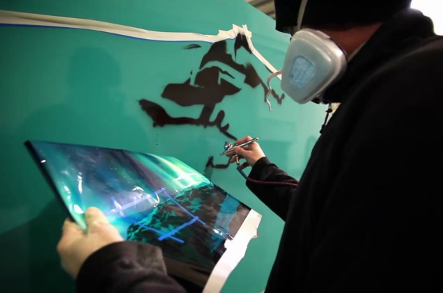 Processo de pintura do avião Hekla Aurora, da Icelandair, que reproduz a aurora boreal