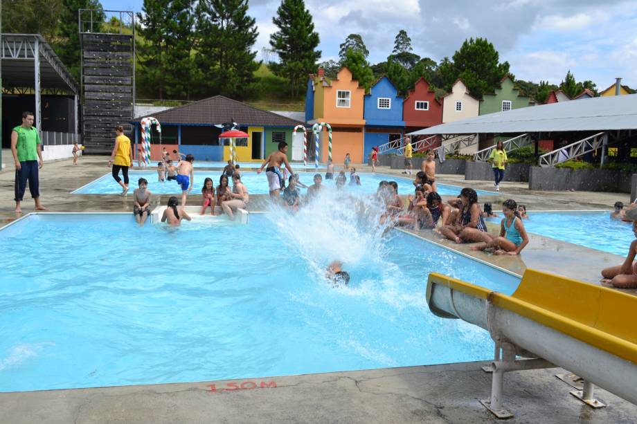 <strong>Acampamento Aruanã</strong> <strong>- Embu Guaçu, SP</strong>O Acampamento Aruanã – que recebe crianças entre 4 e 17 anos –, em Embu Guaçu, bem próximo à capital paulista, fica dentro de uma reserva natural da Mata Atlântica. Entre as atrações do local, estão duas paredes de escalada, rapel e tirolesa, dois parques aquáticos, campos de futebol society, quadra poliesportiva coberta e ao ar livre.<br /><br />Na Estação de lazer, os acampantes mais novos aproveitam a cama elástica, balão pula-pula, playground e casinha de boneca. O acampamento ainda tem um salão de jogos, circuito de arvorismo e, além do restaurante, uma pizzaria com forno a lenha.<br /><br />Mais informações:<br />Telefone: (11) 4661-2112<br />E-mail: <a href="https://aruana@aruana.com.br" rel="aruana@aruana.com.br" target="_blank">aruana@aruana.com.br</a><br />Site: <a href="https://www.aruana.com.br" rel="www.aruana.com.br" target="_blank">www.aruana.com.br</a> <strong>Acampamento Aruanã</strong> <strong>- Embu Guaçu, SP</strong>O Acampamento Aruanã – que recebe crianças entre 4 e 17 anos –, em Embu Guaçu, bem próximo à capital paulista, fica dentro de uma reserva natural da Mata Atlântica. Entre as atrações do local, estão duas paredes de escalada, rapel e tirolesa, dois parques aquáticos, campos de futebol society, quadra poliesportiva coberta e ao ar livre.<br /><br />Na Estação de lazer, os acampantes mais novos aproveitam a cama elástica, balão pula-pula, playground e casinha de boneca. O acampamento ainda tem um salão de jogos, circuito de arvorismo e, além do restaurante, uma pizzaria com forno a lenha.<br /><br />Mais informações:<br />Telefone: (11) 4661-2112<br />E-mail: <a href="https://aruana@aruana.com.br" rel="aruana@aruana.com.br" target="_blank">aruana@aruana.com.br</a><br />Site: <a href="https://www.aruana.com.br" rel="www.aruana.com.br" target="_blank">www.aruana.com.br</a>