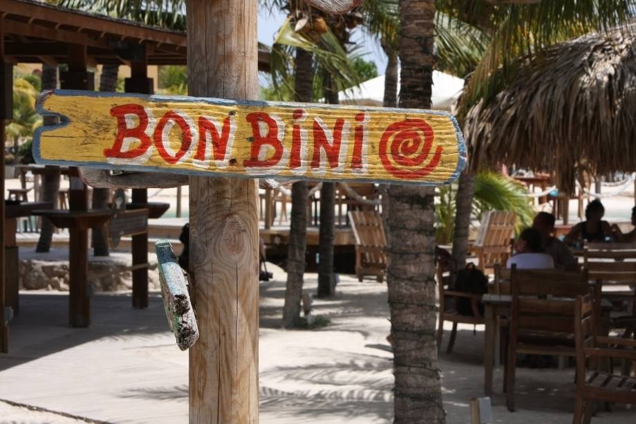Em papiamento, língua nativa de Aruba, bon bini significa bem-vindo