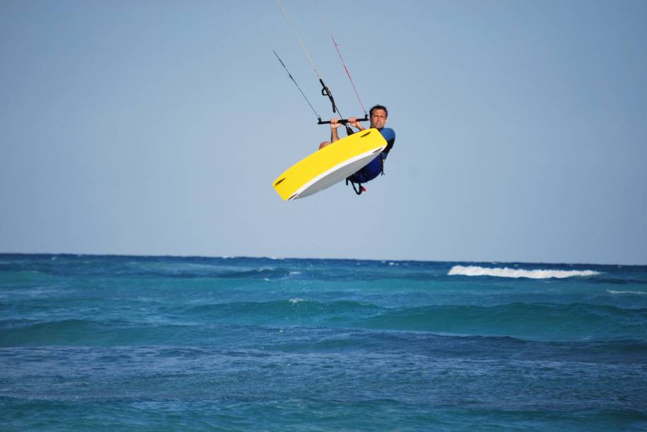 Kitesurfing é uma das muitas opções de esportes que Aruba oferece ao turista