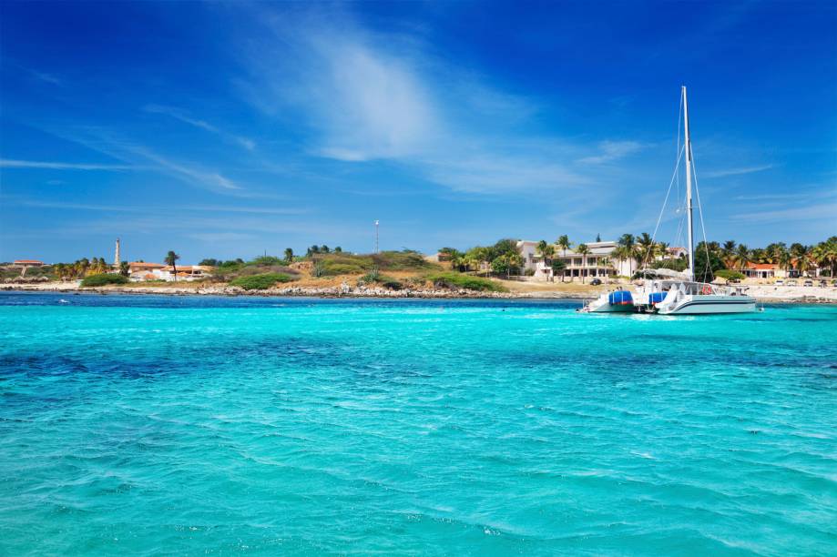 Em Malmok Beach, na parte norte da ilha, os ventos alísios fazem a alegria dos entusiastas de esportes náuticos, como o kite surfe. As correntes de ar facilitam manobras radicais. O visual, por si só belo, ganha o colorido das velas usadas no esporte Em Malmok Beach, na parte norte da ilha, os ventos alísios fazem a alegria dos entusiastas de esportes náuticos, como o kite surfe. As correntes de ar facilitam manobras radicais. O visual, por si só belo, ganha o colorido das velas usadas no esporte