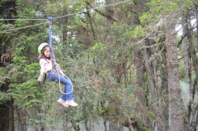 Arvorismo é um dos esportes de aventura que podem ser praticados (inclusive por crianças) em Monte Verde (MG)