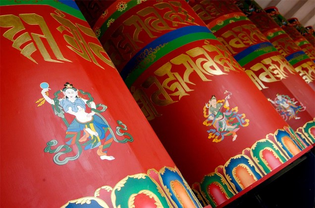 Dentro do templo, há rodas de oração. De acordo com a tradição budista, cada roda contém milhares de mantras, que giram continuamente