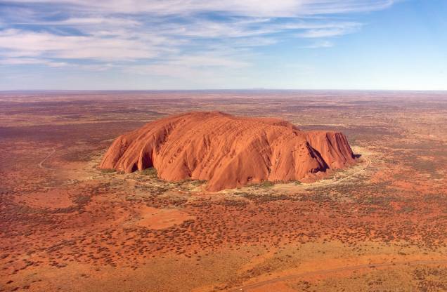 <strong>9. <a href="http://viajeaqui.abril.com.br/cidades/australia-outback" rel="Outback, Austrália" target="_blank">Outback, Austrália</a></strong>    Para quem vai ao Outback, um passeio imperdível é visitar o Uluru, um monolito de mais de 3 quilômetros quadrados, assentado sobre a planície do deserto, bem no centro do país. Hoje, é proibido escalar a rocha - ela é um símbolo sagrado para as comunidades de aborígenes. É permitido caminhar em volta dela e observar a paisagem árida, mas cheia de vida, ao redor. <a href="http://viajeaqui.abril.com.br/vt/blogs/achados/2015/03/19/uluru-ayers-rock-a-imagem-mais-forte-do-outback-o-impressionante-deserto-vermelho-australiano/" rel="Veja como é" target="_blank">Veja como é</a>