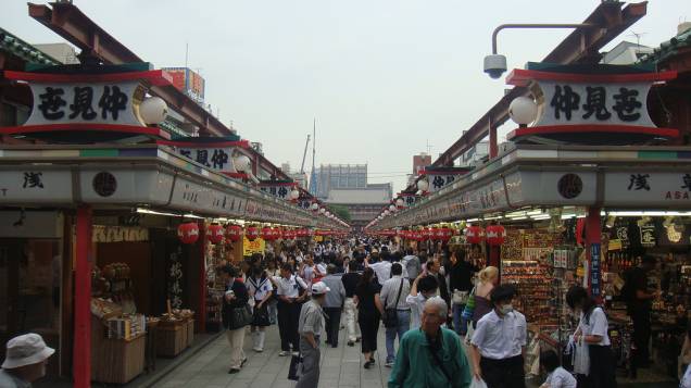 Nakamisedori, no templo Asakusa, uma rua de pedestres com dezenas de lojas de suvenires, roupas e comidinhas Nakamisedori, no templo Asakusa, uma rua de pedestres com dezenas de lojas de suvenires, roupas e comidinhas