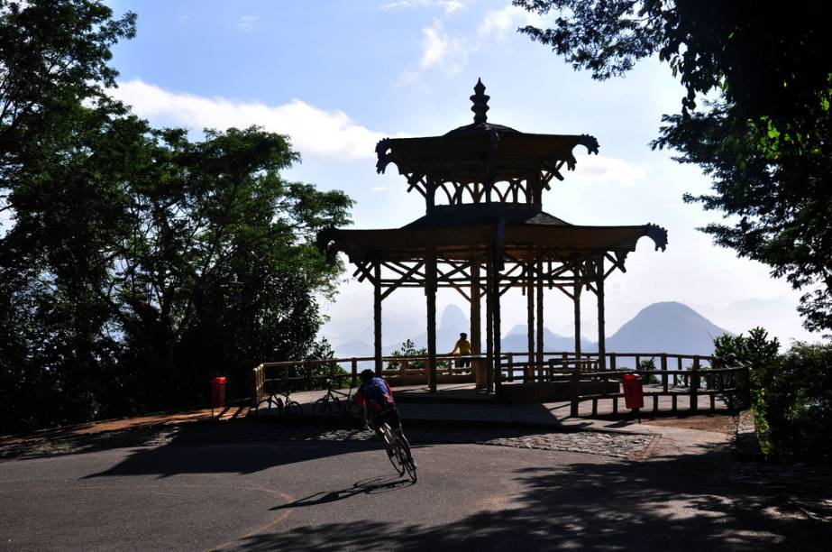 <strong>Floresta da Tijuca</strong><br />Depois de anos de desmatamento e plantações, principalmente de café, a área começou a ser reflorestada no século XIX, a mando de D. Pedro II, em 1861. Em 13 anos, a <a href="https://viajeaqui.abril.com.br/estabelecimentos/br-rj-rio-de-janeiro-atracao-parque-da-tijuca" rel="Floresta da Tijuca" target="_self">Floresta da Tijuca</a> teve 100 mil mudas plantadas, com a coordenação do Major Gomes Archer, o primeiro administrador. O replantio foi feito com espécies majoritariamente do Ecossistema da Mata Atlântica. Mais tarde, e sob administração do Barão d’Escragnolle, foram introduzidas mais 30 mil mudas e ele transformou o lugar numa grande área de lazer — com um parque para o público, pontes, fontes e um projeto de paisagismo do francês Augusto Glaziou. Muitas outras transformações e revitalizações aconteceram com o passar dos anos e alguns atrativos merecem ser visitados pelos turistas como a Vista Chinesa (foto), a Cascatinha, a Capela Mayrink, o Mirante Excelsior, o Barracão, a Gruta Paulo e Virgínia, o Lago das Fadas e o Açude da Solidão