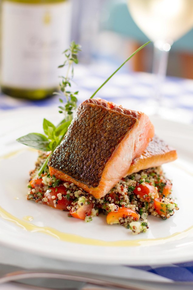 O salmão grelhado com tabule de quinoa e abobrinha é um prato leve servido em todos os restaurantes da rede
